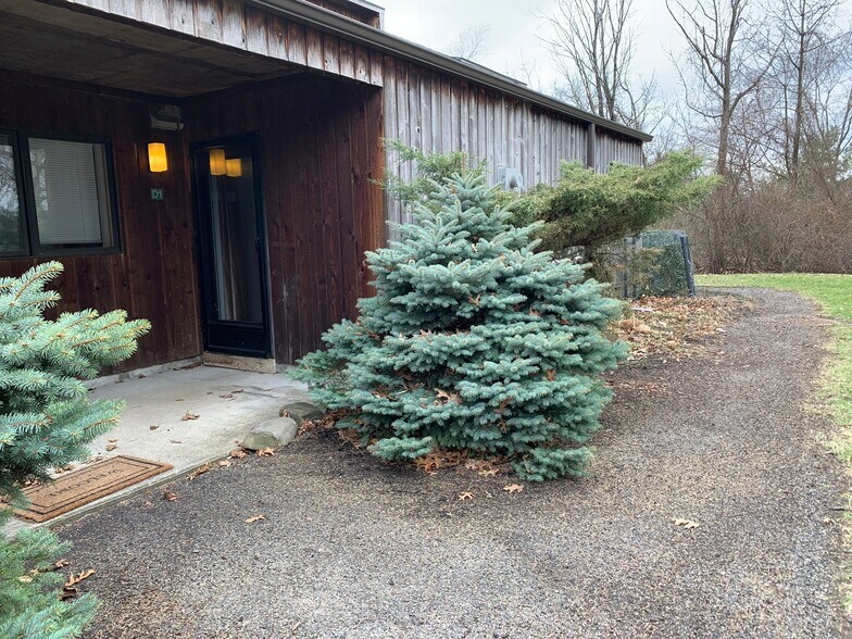 Building Photo - 1047 Danby Rd
