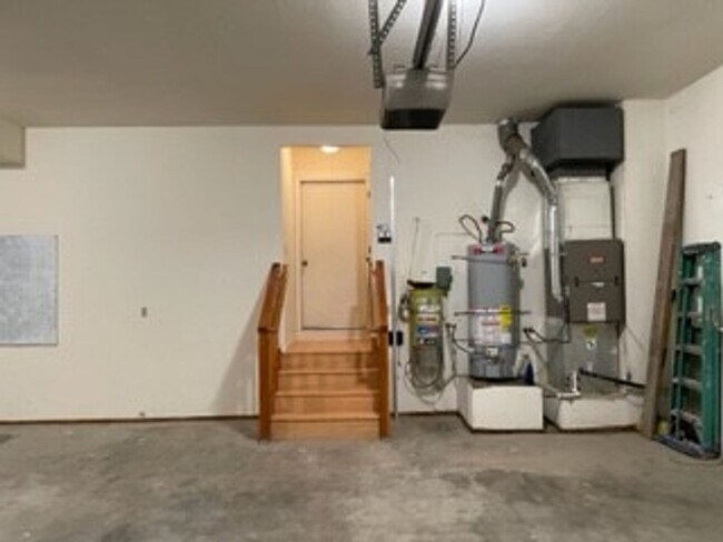 Building Photo - -Spacious 4 Bed 2.5 Bath, House, with Hew Hardwood Floors throughout -
