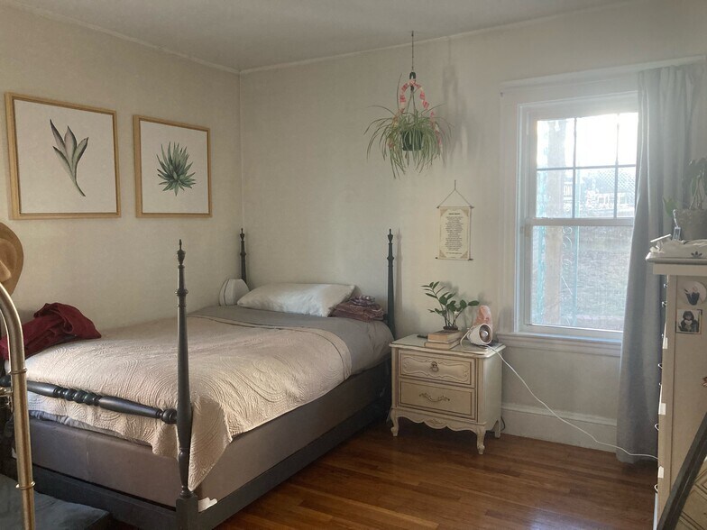 Building Photo - 141 Willow St