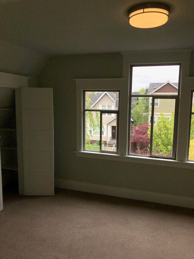 Building Photo - University Duplex