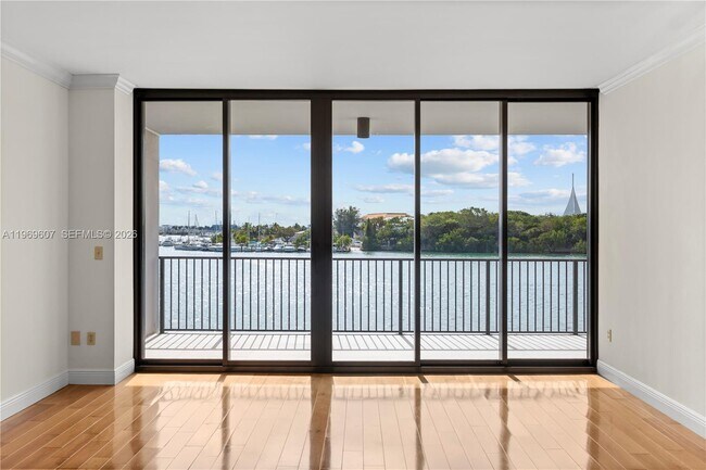 Building Photo - 1000 Venetian Way