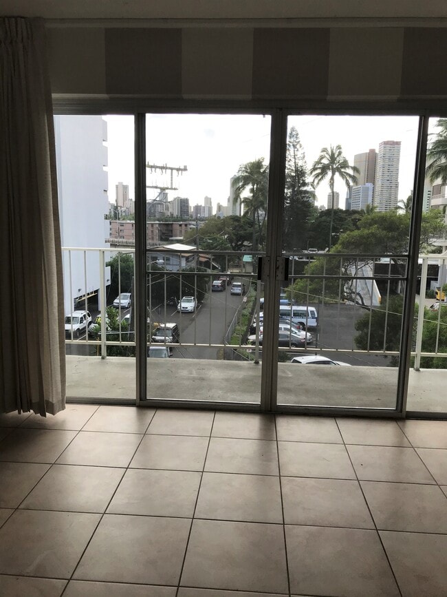 Building Photo - 2873 S King St