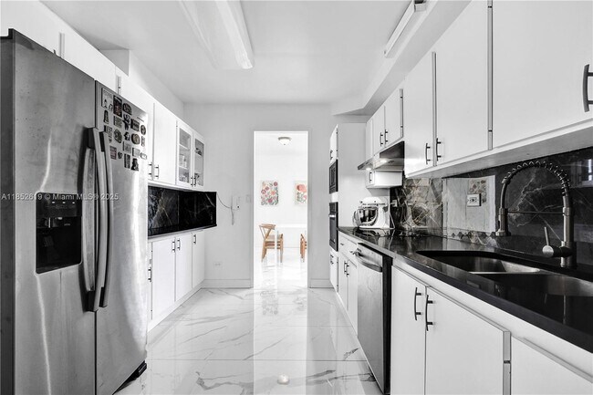 Building Photo - 5055 Collins Ave