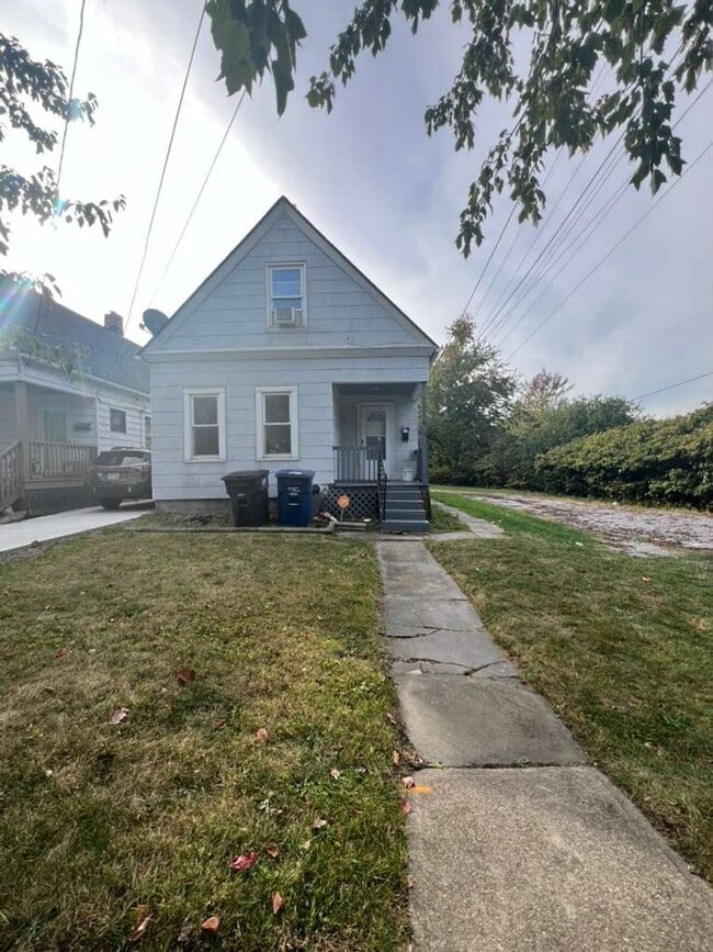 Building Photo - Updated 3-Bedroom Single-Family Home in th...