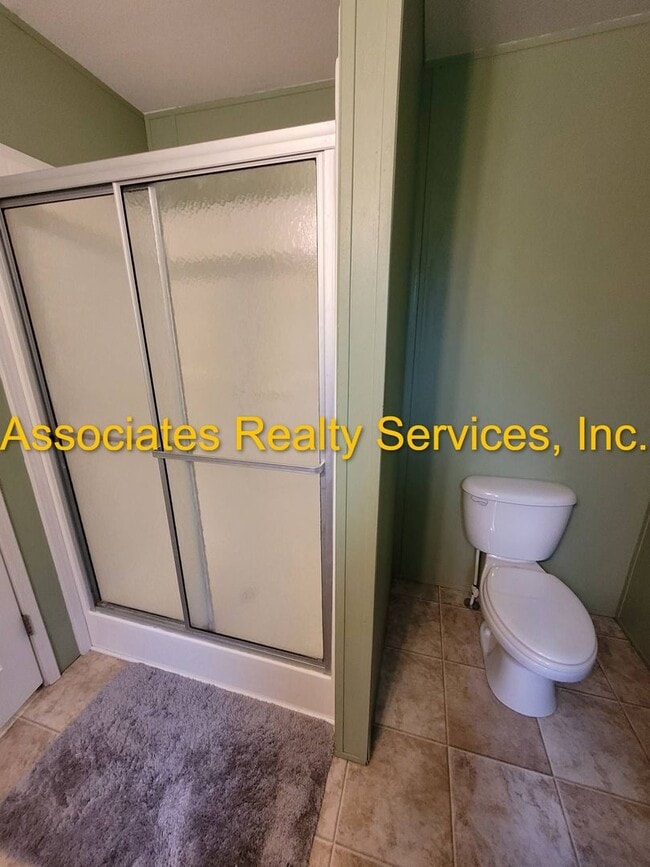 Building Photo - Remodeled and just on the Market!