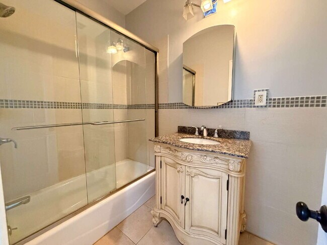 Building Photo - Move in ready, spacious, 4 bedroom, 3 bath single-family home available for rent in Hackensack, NJ.