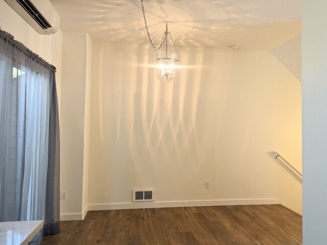Building Photo - Beautiful Beaverton Townhouse Available Now!