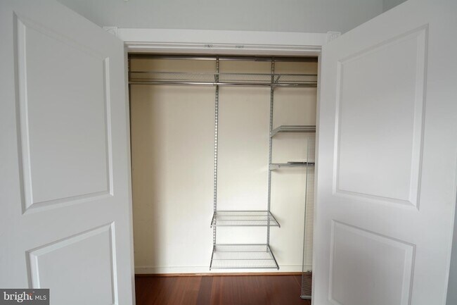 Building Photo - 900 N Washington St