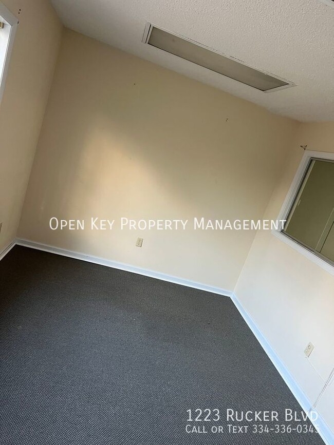 Building Photo - Office Space for Lease!