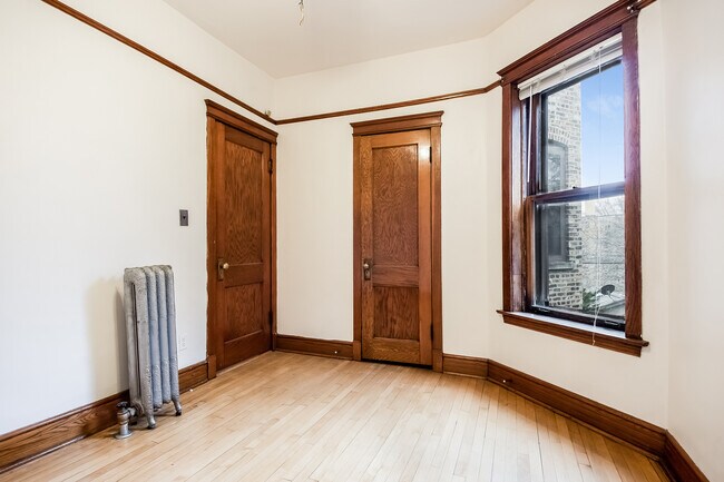 Bedroom - 2419 W Wilson Ave