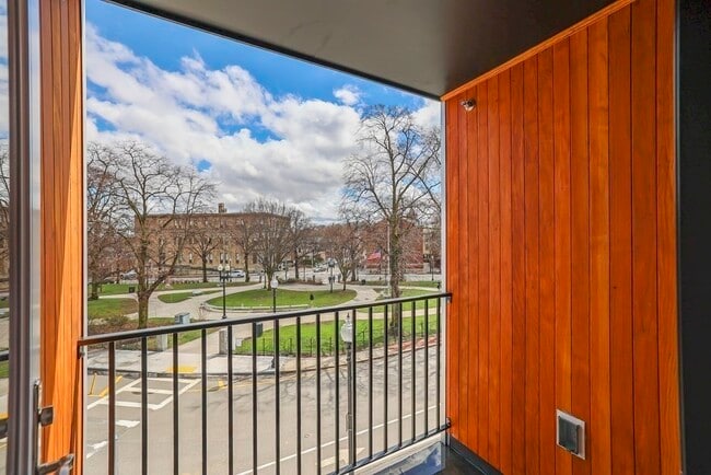 Building Photo - 734 South St