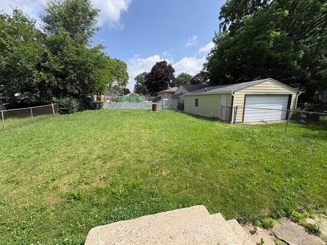 Building Photo - Three bedroom 1 1/2 bathroom single family home for rent