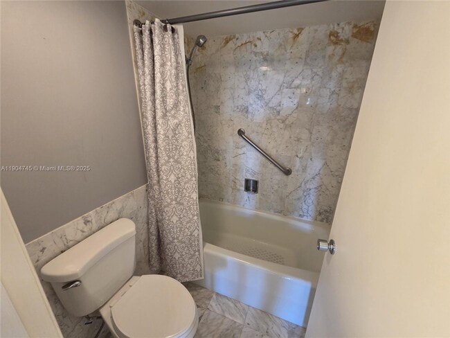 Building Photo - 3200 Port Royale Dr N