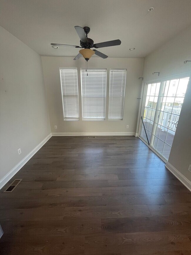 Building Photo - End of unit townhome in Trails at Beech Cr...