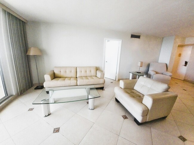 Building Photo - 1833 S Ocean Dr