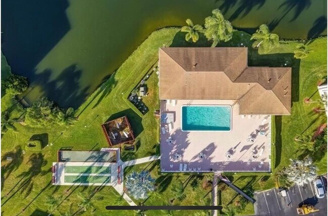 Building Photo - Meadowbrook Lakes View East Condominiums - Dania Beach