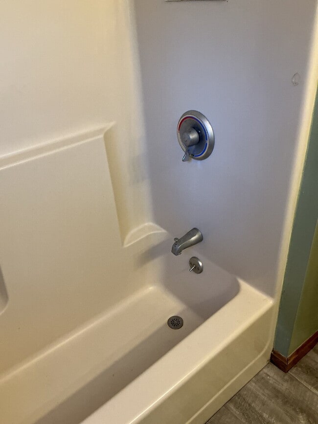 Building Photo - 3 bed 1/5 bath Townhome available