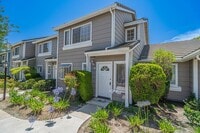 Building Photo - Beautiful 2-Bedroom Townhome in Simi Valley!