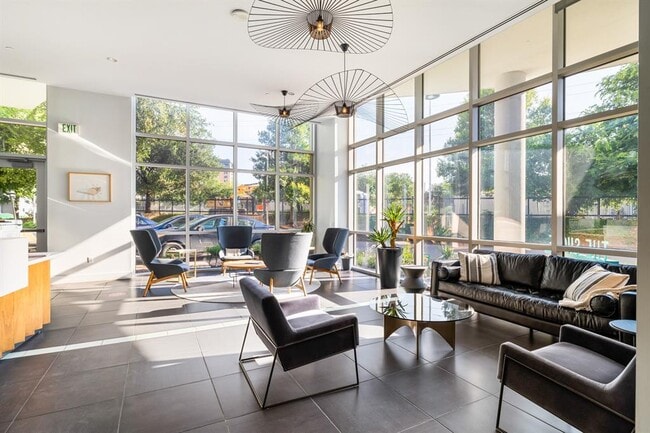 Building Photo - 603 Davis St