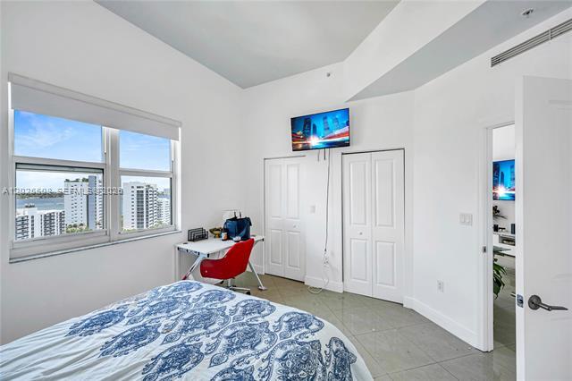 Building Photo - 7900 Harbor Island Dr