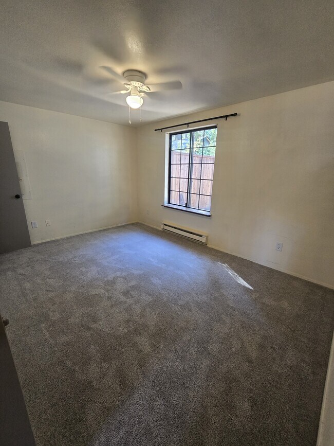 Building Photo - 581 Malibu Dr SE