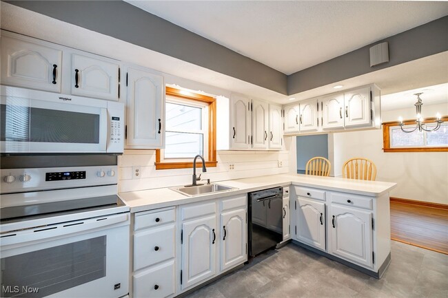 Building Photo - 6310 Hampstead Ave