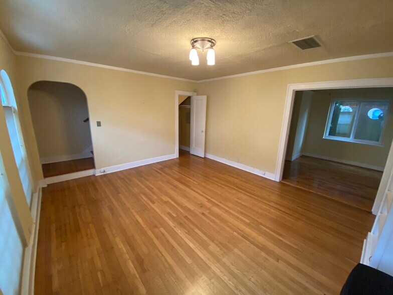 Building Photo - 909 NE Brazee St
