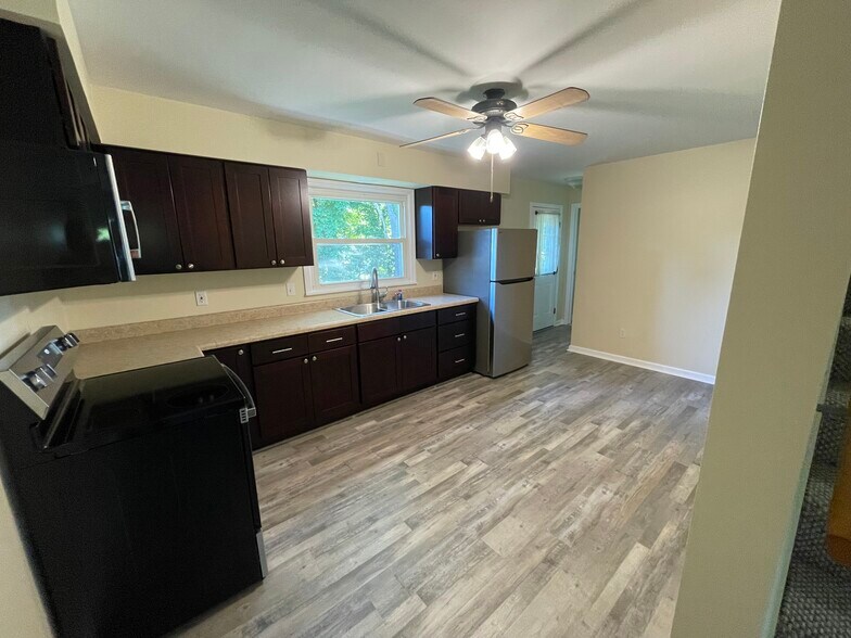 New Kitchen and appliances - 41A Ledgewood Dr