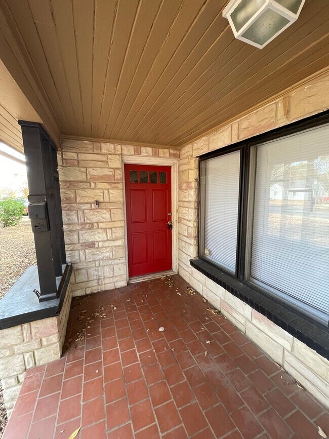 Building Photo - Adorable Brick Home!
