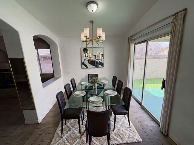 Building Photo - Great eastside location four bedrooms