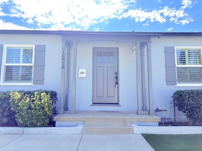 Building Photo - Upgraded 2-Bedroom Home with Garage & Enclosed Yard.