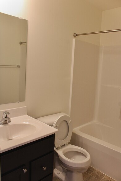 Building Photo - 3764 Castle Dr