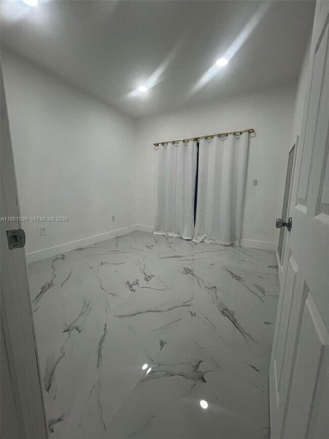 Building Photo - 355 E 4th St