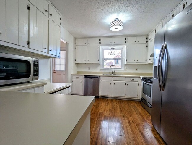 Building Photo - DUPLEX-Upstairs Unit | 3 Bedroom 2 Bathroo...