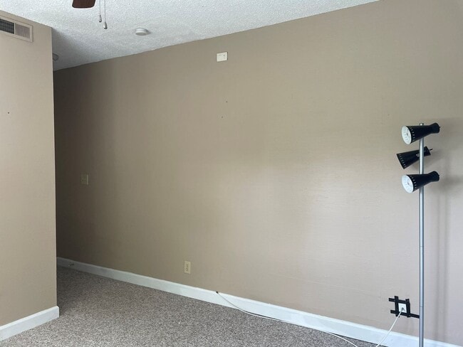 Building Photo - 11th Place Condominiums- 2BD/1.5 BA: Avail...