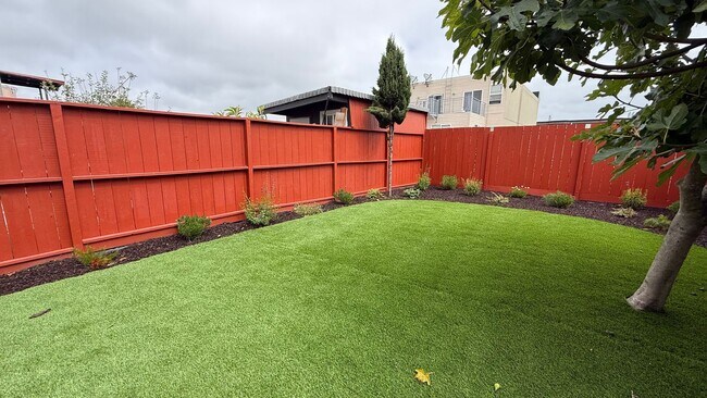 Building Photo - 1630 Oakdale Ave