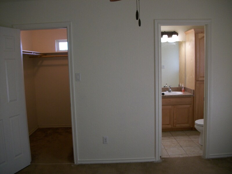 Building Photo - 715 N Pecan St