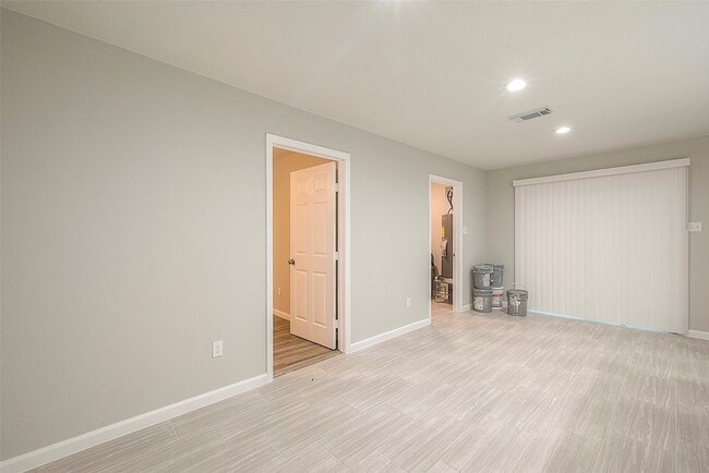 Building Photo - 5755 Heron Dr