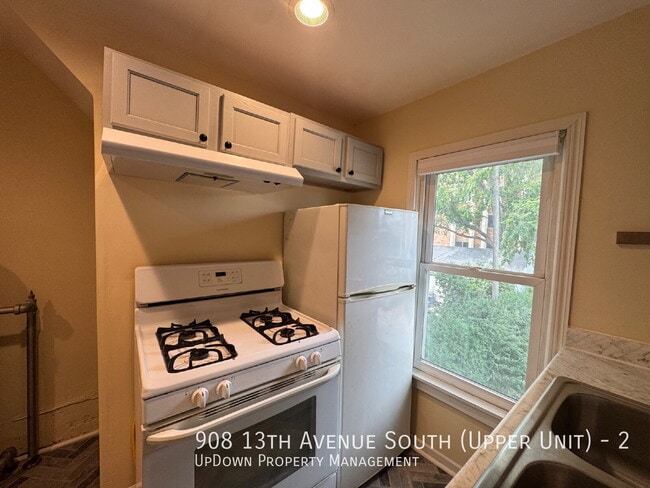 Building Photo - 908 13th Ave S