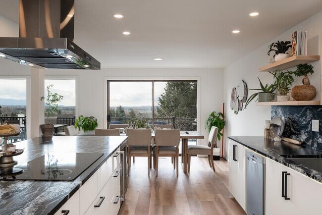 Building Photo - 2433 Crestline St