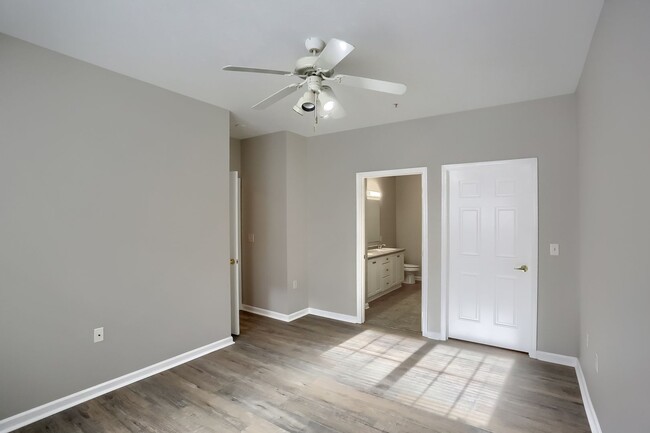 Building Photo - Completely Updated FIRST FLOOR Condo For L...