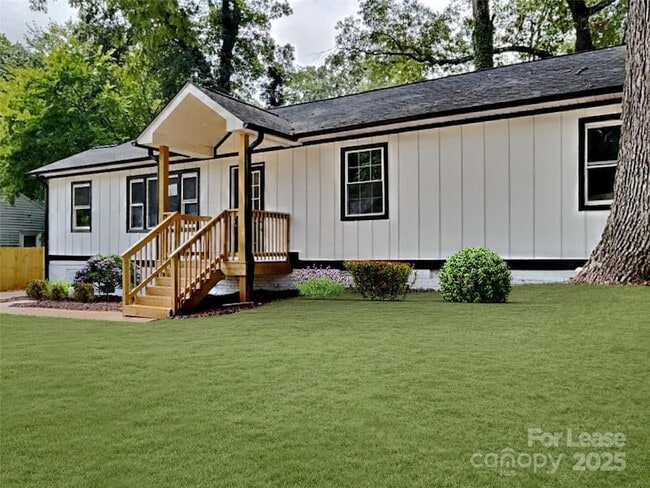 Building Photo - 2633 Brentwood Pl