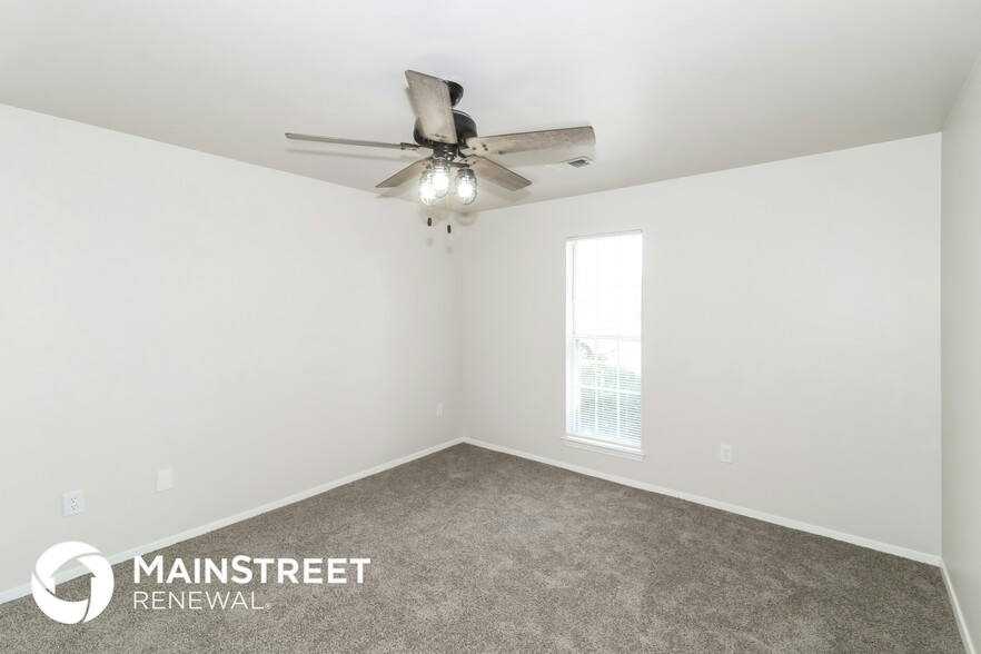 Building Photo - 10626 Oak Leaf Dr