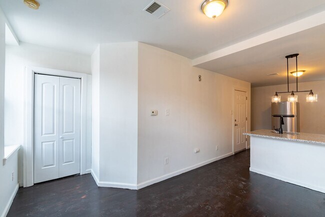 Building Photo - 305 N 41st St