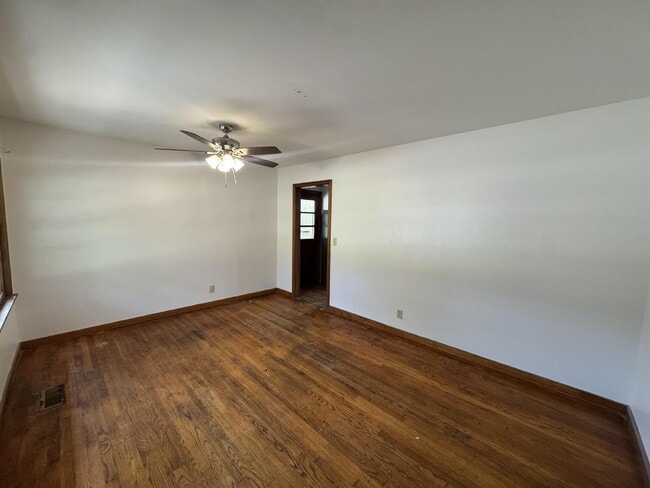 Building Photo - 3-Bedroom, 1 Bath Home Close to Downtown & MSU