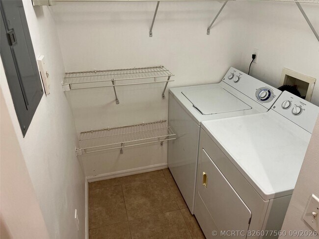 Building Photo - 913 Villa Cir
