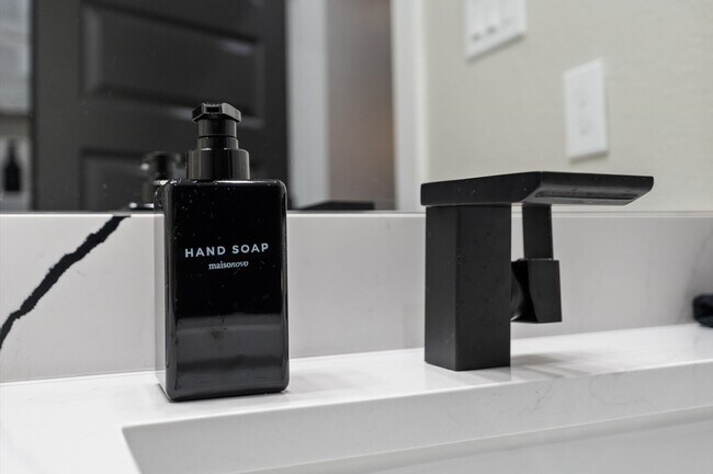 Building Photo - 6904 Covington Dr