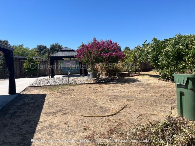 Building Photo - Lovely home on large lot down a private la...