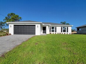 Building Photo - Charming & Modern 4 Bed 2 Bath with Screened Lanai