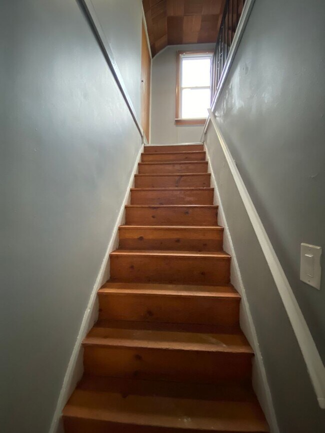 Building Photo - HOUSE FOR RENT IN LANSING !!
